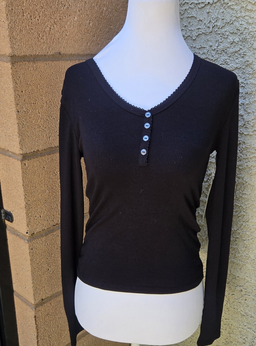 Liz & Sara Women’s Black Long-Sleeve Ribbed Henley Top